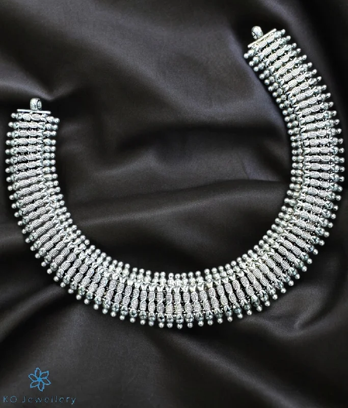 Unique Gemstone Necklace For Fashion Lovers-The Prashanti Silver Necklace (Medium/Oxidised)