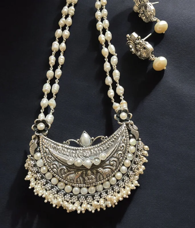 Sparkling Pendant Necklace For Weddings-The Kadambari Kokkethathi Silver Pearl Necklace